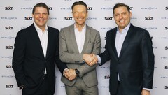 Umowa Sixt-Stellantis przypieczętowana: Alexander Sixt (Co-CEO Sixt), Uwe Hochgeschurtz (Stellantis Chief Operating Officer, Enlarged Europe), Konstantin Sixt (Co-CEO Sixt) - od lewej do prawej.
