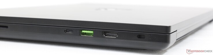 Po prawej stronie: Czytnik SD, USB-C 3.2 Gen. 2 w/ Thunderbolt 4 + DisplayPort + Power Delivery), USB-A 3.2 Gen. 2, HDMI 2.1, blokada Kensington