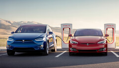 Superchargers Tesli otrzymały pochwały za dogodne lokalizacje ładowarek, duży parking i bezproblemowe podłączanie. (Źródło zdjęcia: Tesla)