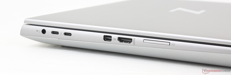 Po lewej: zasilacz sieciowy, 2x USB-C 3.2 Gen. 2 z Thunderbolt 4 + DisplayPort 1.4 + DisplayPort 1.4, mini-DisplayPort 1.4, HDMI 2.1, czytnik kart SD. Zwróć uwagę na ciasno upakowane porty USB-C i zasilacza sieciowego