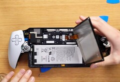 PlayStation Portal niepotrzebnie komplikuje wymianę baterii. (Zdjęcie: Jacob R, YouTube)