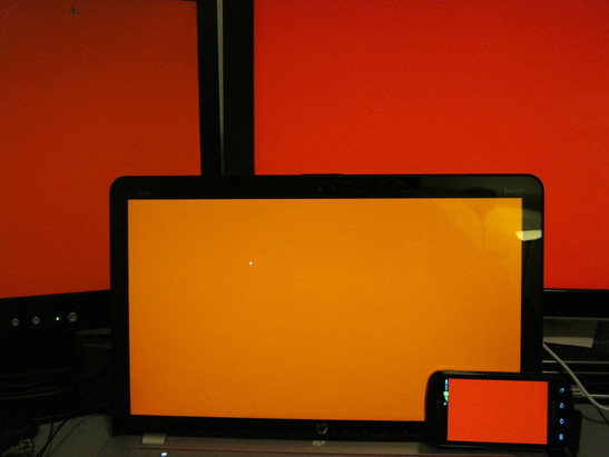 kolor czerwony na ekranach monitorów Acer AL1912 (w głębi z lewej), HP w2408h (w głębi z prawej), laptopa HP Envy 15 z matrycą Radiance Full HD (w środku) oraz smartfonu Samsung Galaxy S (w prawym dolnym rogu) kolor czerwony na ekranach monitorów Acer AL1912 (w głębi z lewej), HP w2408h (w głębi z prawej), laptopa HP Envy 15 z matrycą Radiance Full HD (w środku) oraz smartfonu Samsung Galaxy S (w prawym dolnym rogu)