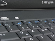 elegancji przydają Samsungowi kształtne knefle za klawiaturą...