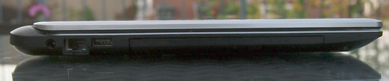 lewy bok: gniazdo zasilania, LAN, USB 2.0, napęd optyczny