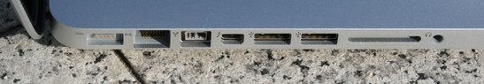 gniazdo zasilania, LAN, FireWire 800, Thunderbolt / mini DisplayPort, 2x USB 2.0, czytnik SD Card, gniazdo audio