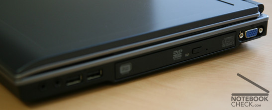 prawy bok: wyjście słuchawkowe, wejście mikrofonowe, 2 x USB 2.0, napęd optyczny, D-Sub