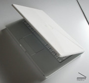 biały MacBook jest mały, lekki...