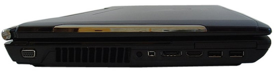 lewy bok: ExpressCard, 2x USB, HDMI, eSATA, FireWire, zaślepka brakującego wyjścia antenowego, szczeliny wentylacyjne, VGA/D-Sub