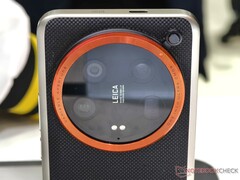 Xiaomi 14 Ultra z nowym aparatem Leica i poprawionym zestawem fotograficznym mierzy się ze swoim poprzednikiem i niektórymi konkurentami. (Zdjęcie: Notebookcheck)