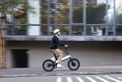 Smartbike ebii jest stosunkowo kompaktowy i osiąga prędkość maksymalną 25 km/h. (Źródło obrazu: Acer)