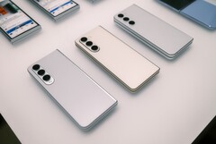 Jeden z alternatywnych projektów Samsunga Galaxy Z Fold5. (Źródło obrazu: Inverse)