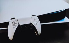 PlayStation 5 Pro ma podobno pojawić się na rynku w czwartym kwartale 2024 roku w dwóch wariantach. (Źródło zdjęcia: Triyansh Gill - Unsplash)