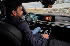 BMW pozwoli kierowcom oglądać filmy na ekranach informacyjno-rozrywkowych podczas korzystania z funkcji autonomicznej jazdy poziomu 3. (Źródło zdjęcia: BMW)