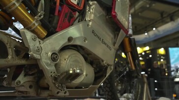 Duża liczba aluminiowych części na stanowisku testowym Himalayan może wskazywać na oszczędność masy i zamiar szybkiego prototypowania. (Źródło zdjęcia: Royal Enfield na YouTube)