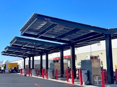System ładowania pojazdów elektrycznych off-grid Trinity Structures obejmuje panele słoneczne, akumulatory i stacje ładowania. (Źródło: Trinity Structures)