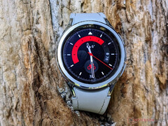 Seria Galaxy Watch7 prawdopodobnie nie pojawi się przed latem, Galaxy Watch6 Classic na zdjęciu. (Źródło zdjęcia: Notebookcheck)