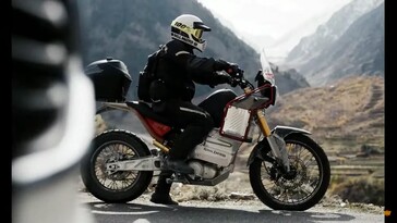 Jak to często bywa w przypadku platform motocykli przygodowych, Himalayan Test Bed wydaje się charakteryzować wygodną ergonomią. (Źródło zdjęcia: Royal Enfield na YouTube)