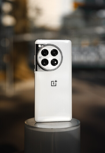 OnePlus 12 w kolorze białym na nowym zdjęciu promocyjnym... (Źródło: Li Jie Louis,)