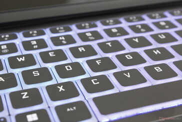 Podświetlenie RGB jest bardziej widoczne pomiędzy poszczególnymi klawiszami w porównaniu do innych laptopów