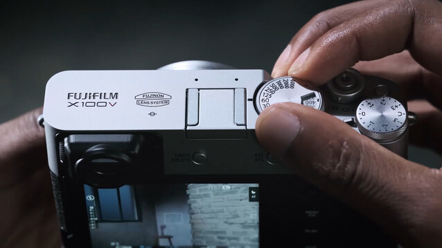 Pokrętła sterujące na górze zapewniają szybki dostęp do czasu otwarcia migawki, ISO i kompensacji ekspozycji. (Źródło zdjęcia: Fujifilm)