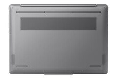 Dolny panel Lenovo Yoga Slim 7i Gen 9 posiada wiele otworów wentylacyjnych i głośników skierowanych do dołu.