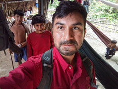David Good odwiedza swoją matkę (z tyłu) w jej wiosce i bada leczenie chorób przewlekłych (zdjęcie: Fundacja Yanomami)