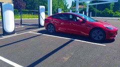 Tesla na nowej stacji V4 Supercharger (zdjęcie: Alexandre Druliolle)