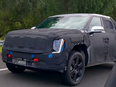 Nadchodzący elektryczny pickup Kia został zauważony podczas testów na amerykańskich autostradach przed oficjalną premierą. (Źródło zdjęcia: KindelAuto na YouTube)