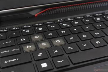Przezroczyste klawisze WASD, podobnie jak w wielu najnowszych laptopach Asus ROG