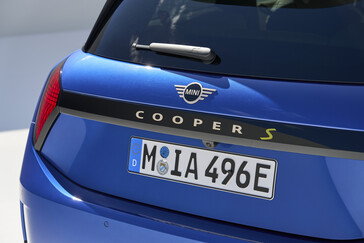Tył nowego Mini Cooper SE został poddany takiej samej minimalistycznej obróbce jak reszta samochodu (źródło zdjęcia: Mini)