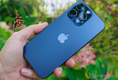 Mówi się, że iPhone 16 Pro pożyczy 5-krotny teleobiektyw iPhone&#039;a 15 Pro Max, na zdjęciu. (Źródło zdjęcia: Notebookcheck)