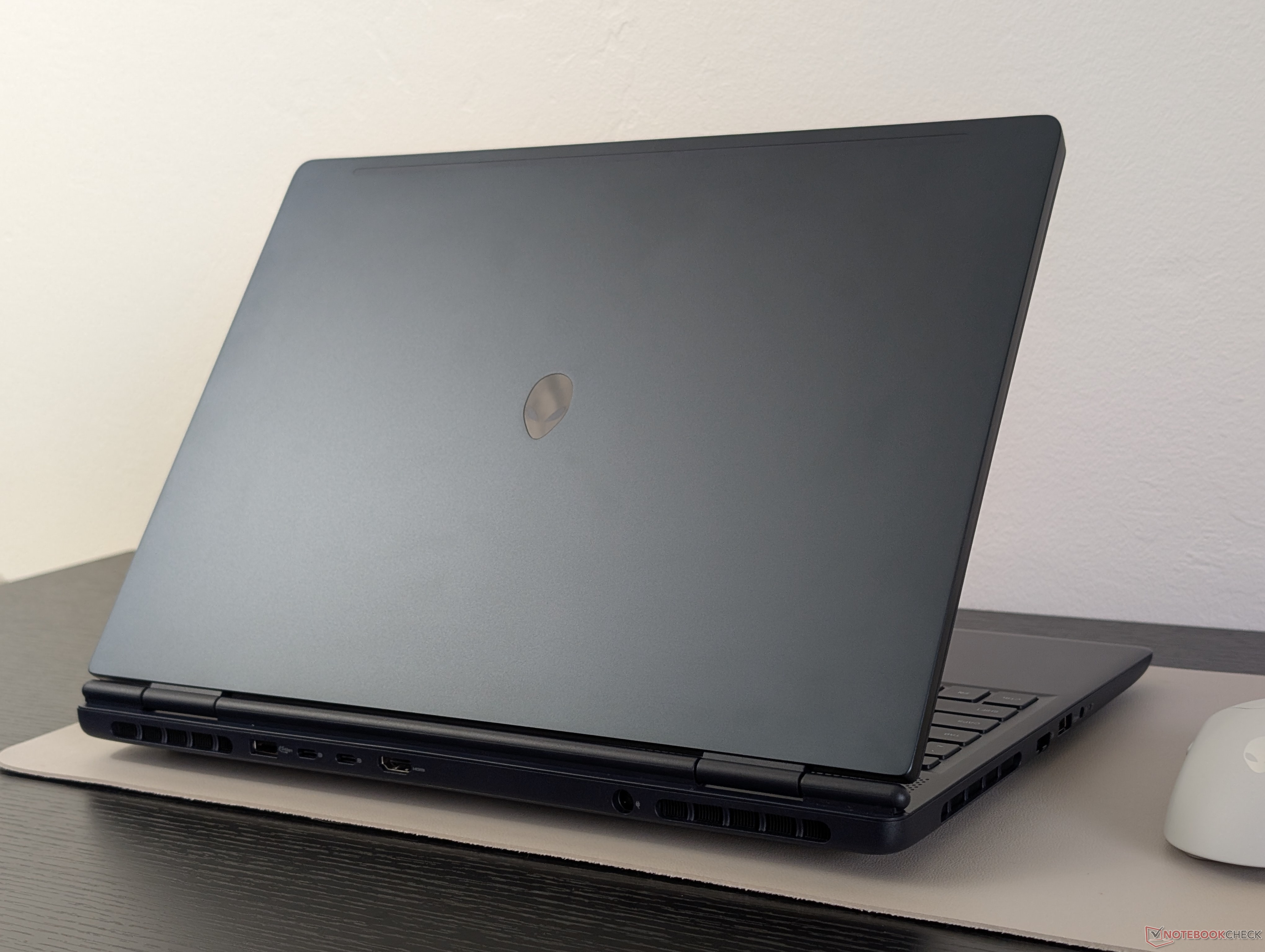 Alienware 16 Aurora jest w rzeczywistości bardziej elegancki i trwalszy niż droższy 16X Aurora