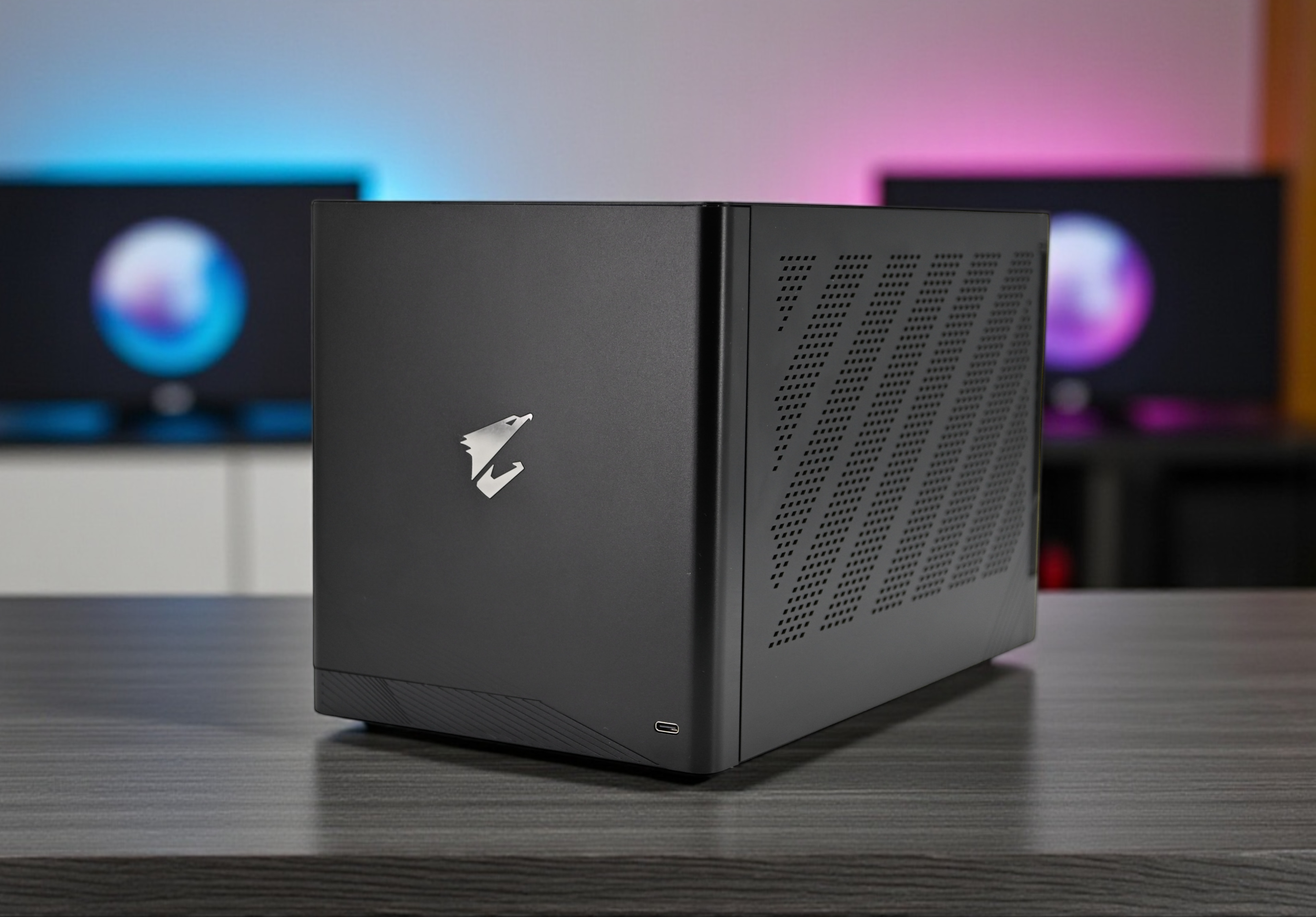 Zwiększenie mocy laptopa: Gigabyte Aorus RTX 5090 AI Box - zewnętrzny procesor graficzny Nvidia GeForce RTX 5090 przez Thunderbolt 5 - recenzja