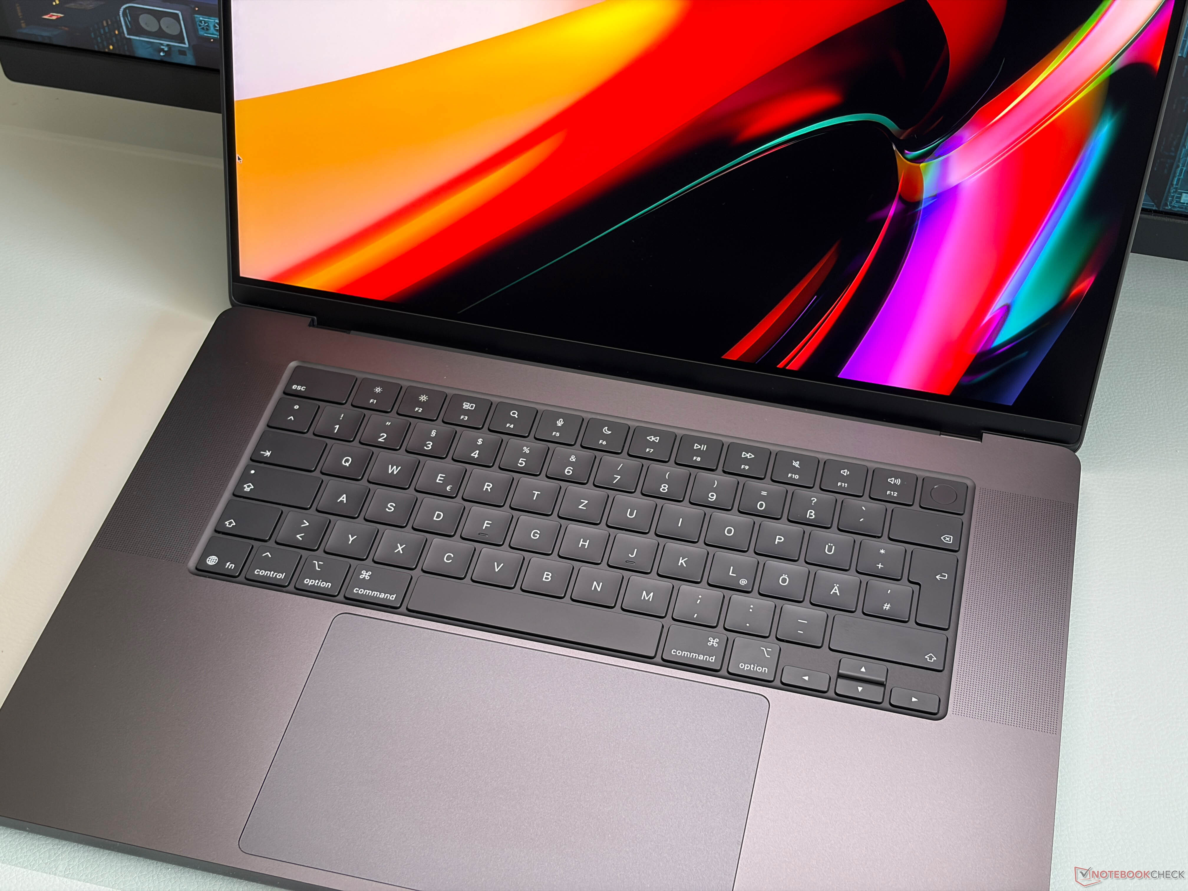 Podstawowy model MacBooka Pro 16 z procesorem M5 Pro i dyskiem SSD 1 TB to doskonały laptop multimedialny