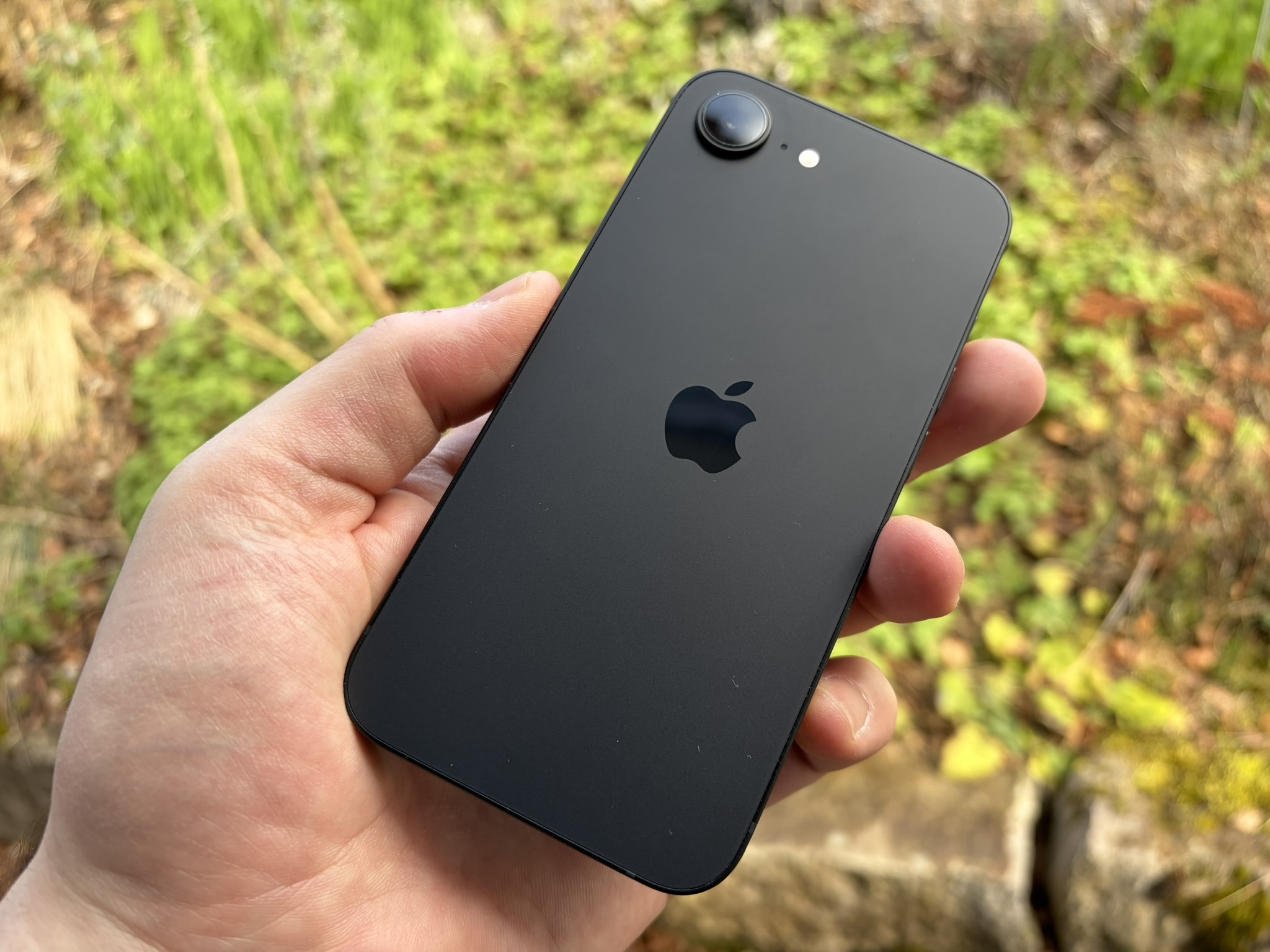 Duża sprzedaż pomimo wielu cięć: recenzja telefona Apple iPhone 17e