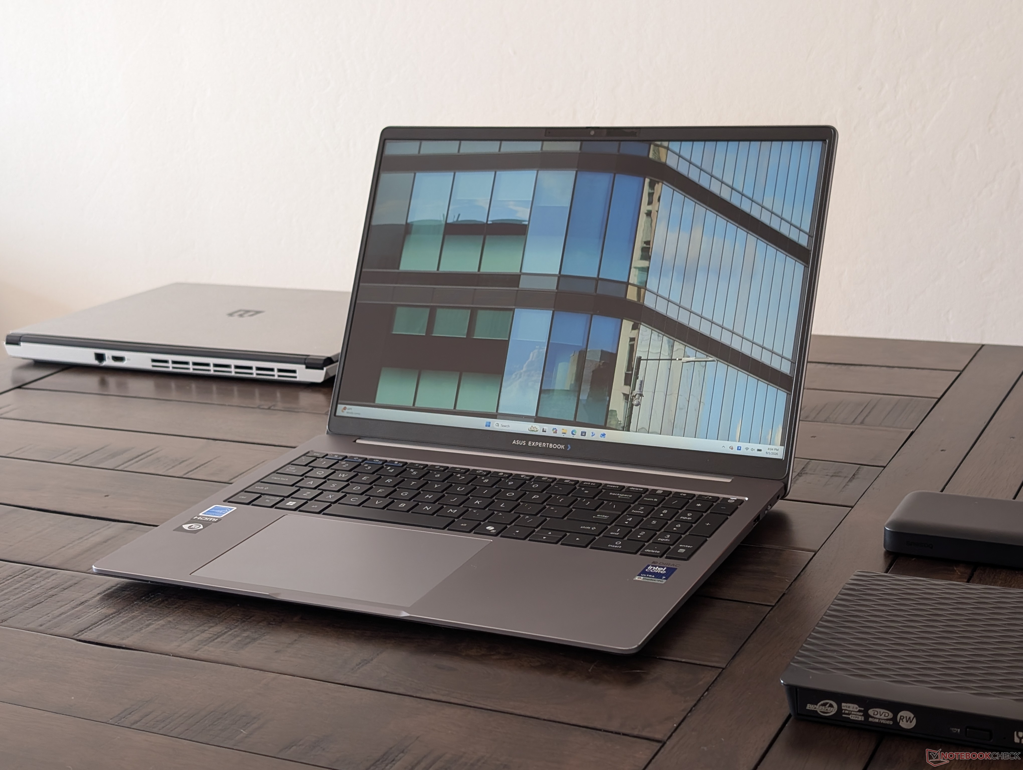Recenzja Asus ExpertBook P5605CAA: Zamiana procesora AMD Ryzen na Intel Core Ultra