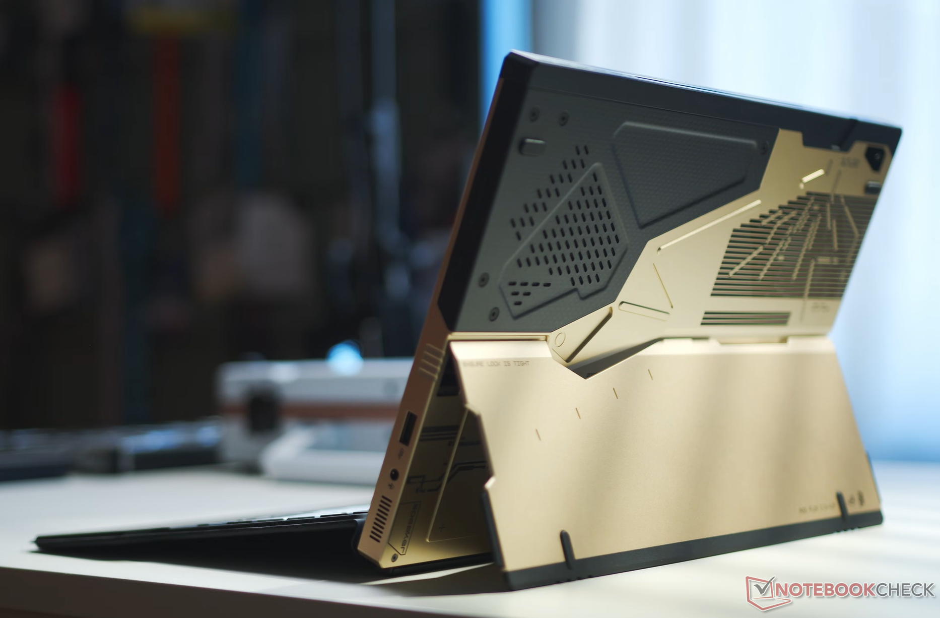 Asus ROG Flow Z13-KJP Hands-On - tablet dla graczy z designem Death Stranding i AMD Strix Halo