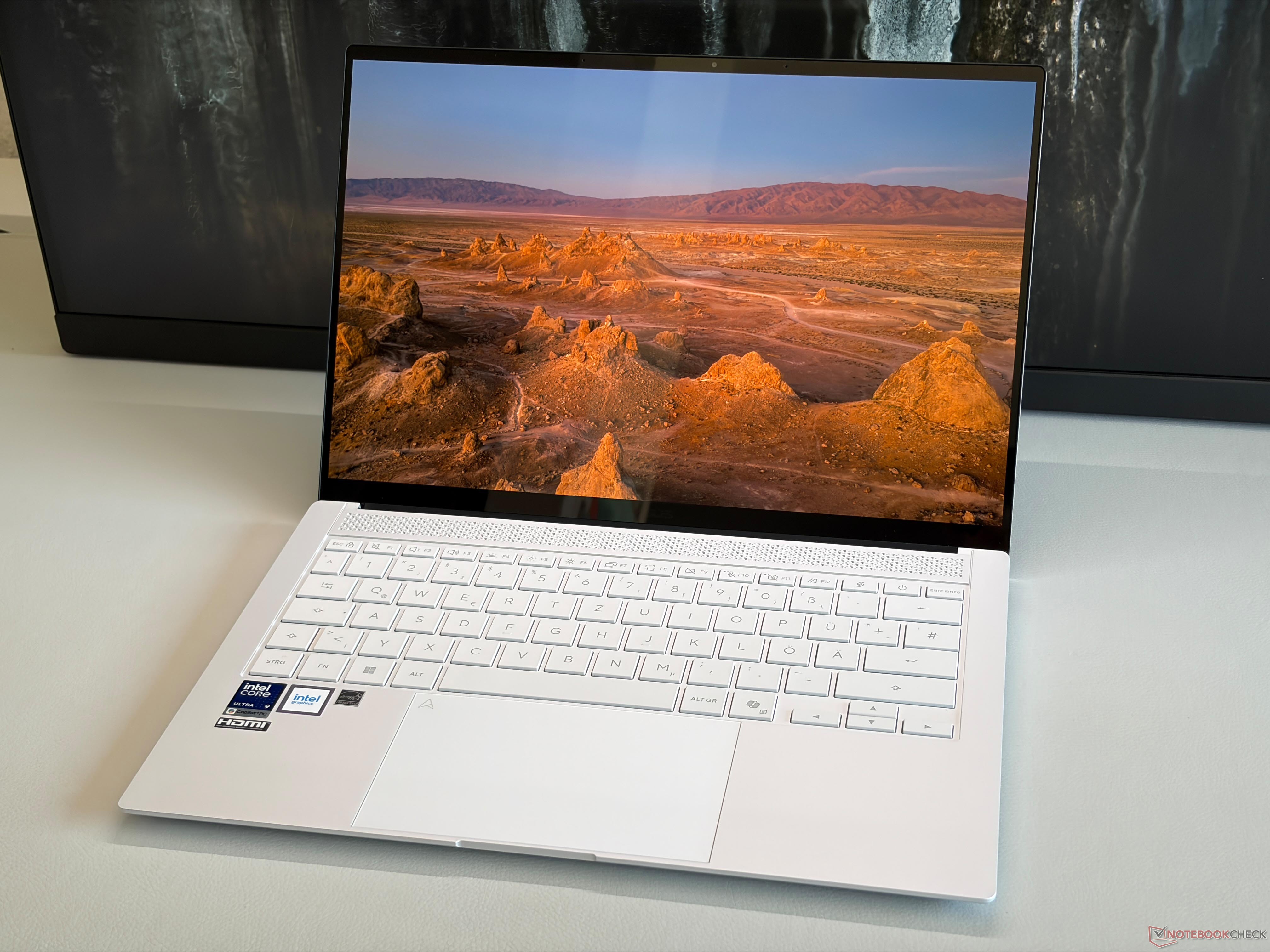 Nowy Asus Zenbook S14 2026 to świetny laptop, ale zasługuje on na procesory Core Ultra X z wbudowanym procesorem graficznym Arc B390.