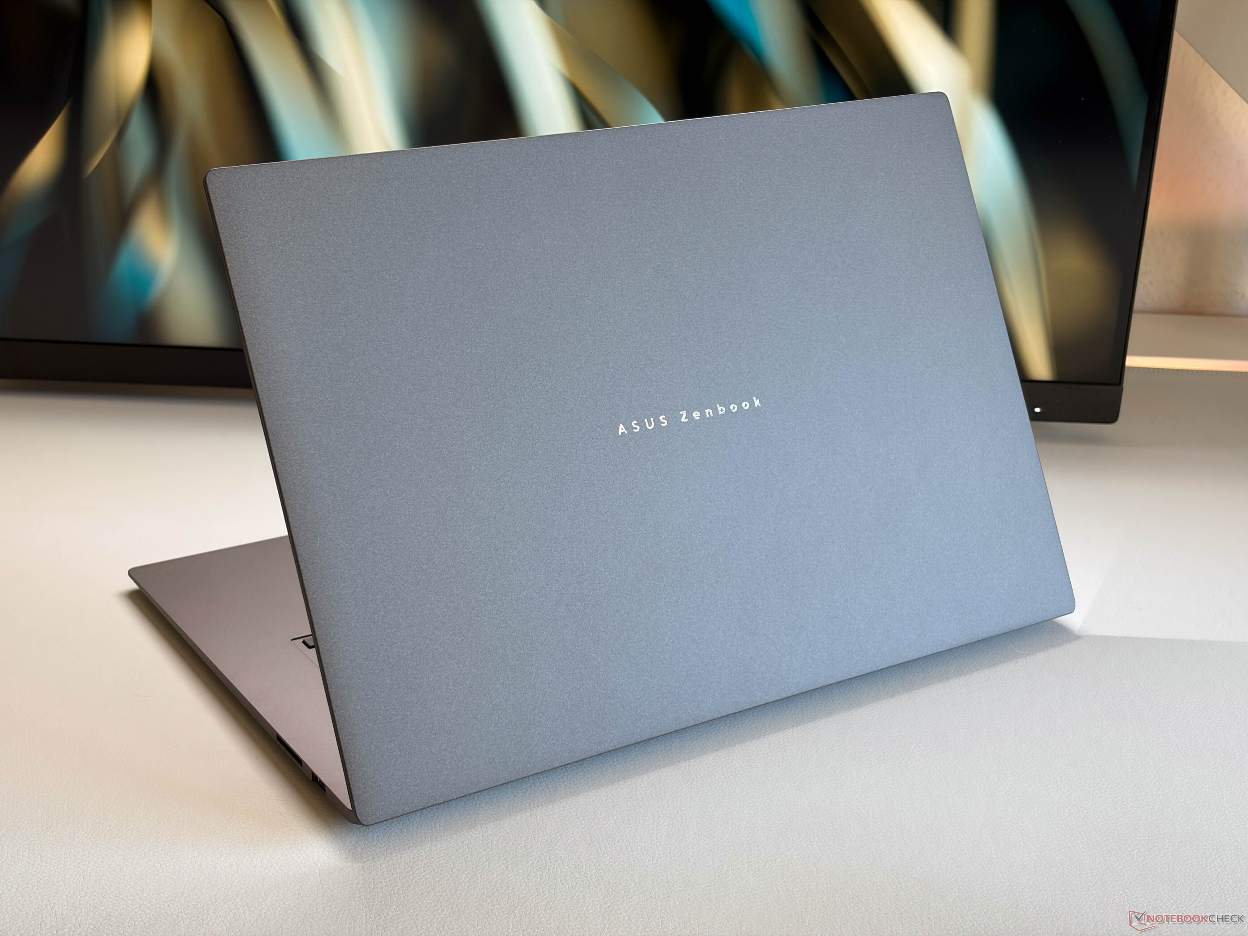 Nowy Asus Zenbook S16 jest nie tylko bardzo elegancki, ale także oferuje świetny pakiet do wszystkich codziennych zadań