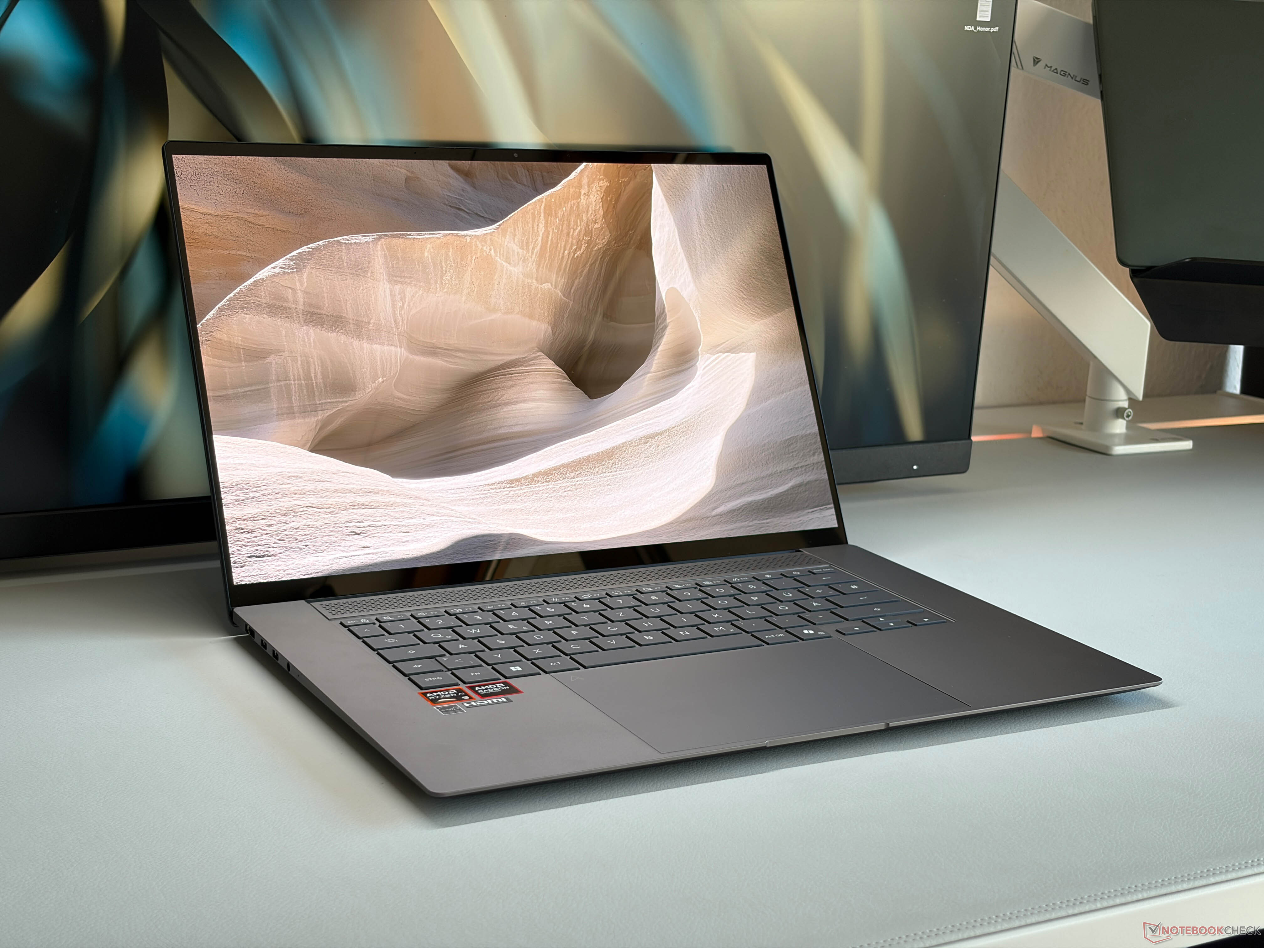 Idealny laptop na co dzień z procesorem AMD Ryzen 400 - recenzja Asus Zenbook S16 OLED