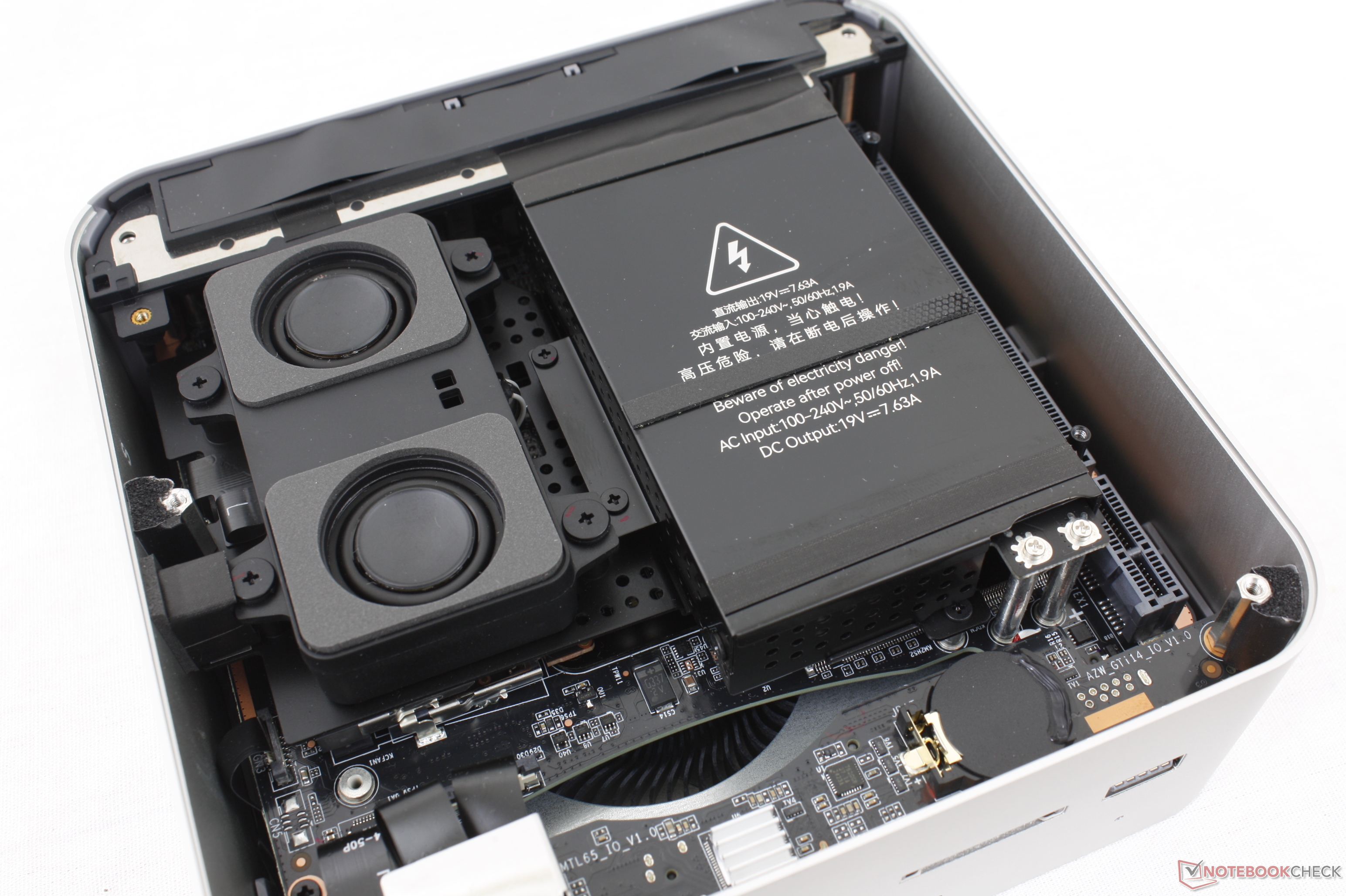 Poczwórne mikrofony Beelink GTI15 Ultra są świetne do aktywacji głosowej, ale głośniki są średnie