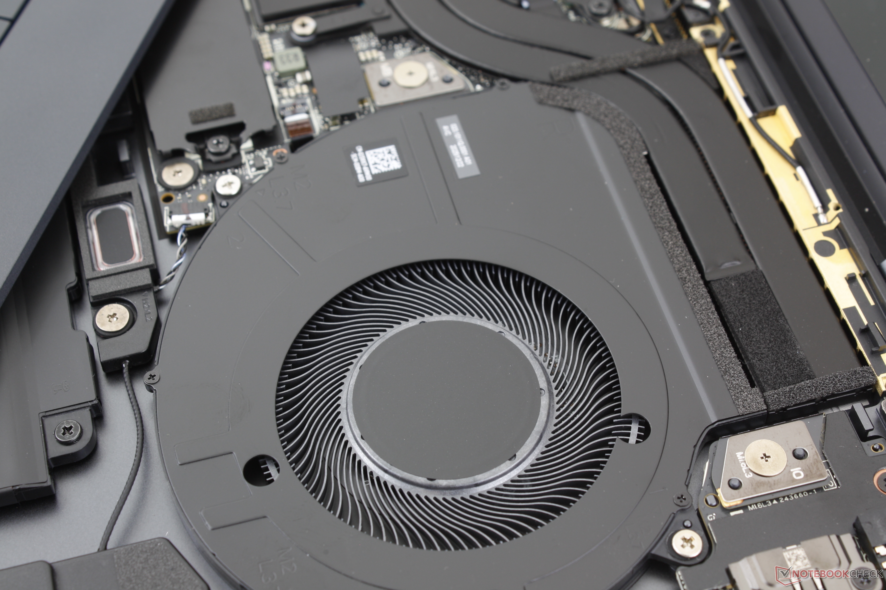 Dell XPS 16 Core Ultra X7 jest głośniejszy i bardziej energochłonny niż opcja Core Ultra 5