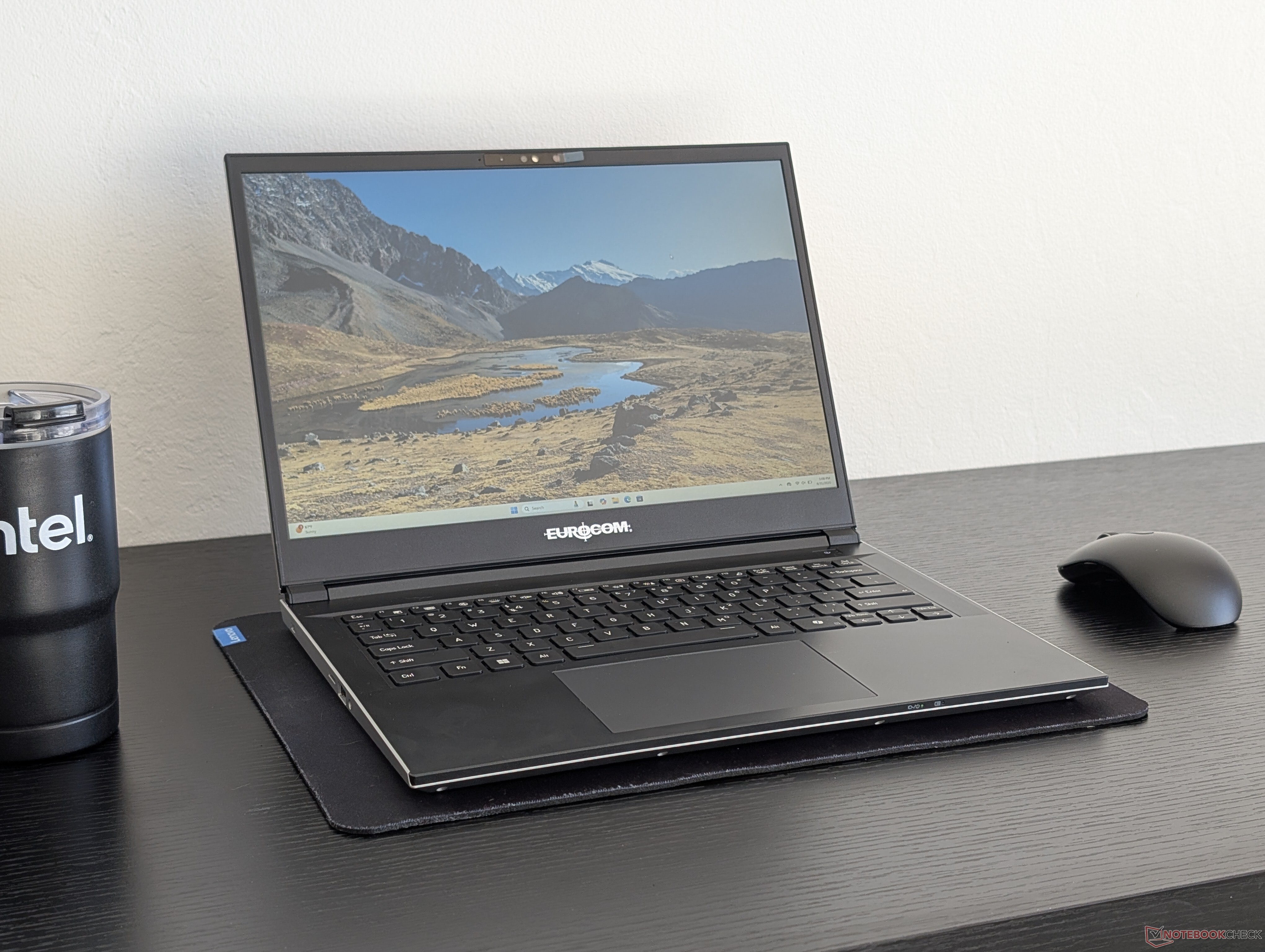 Recenzja laptopa Eurocom Blitz Ultra 2 14: Duże możliwości serwisowe kosztem wagi
