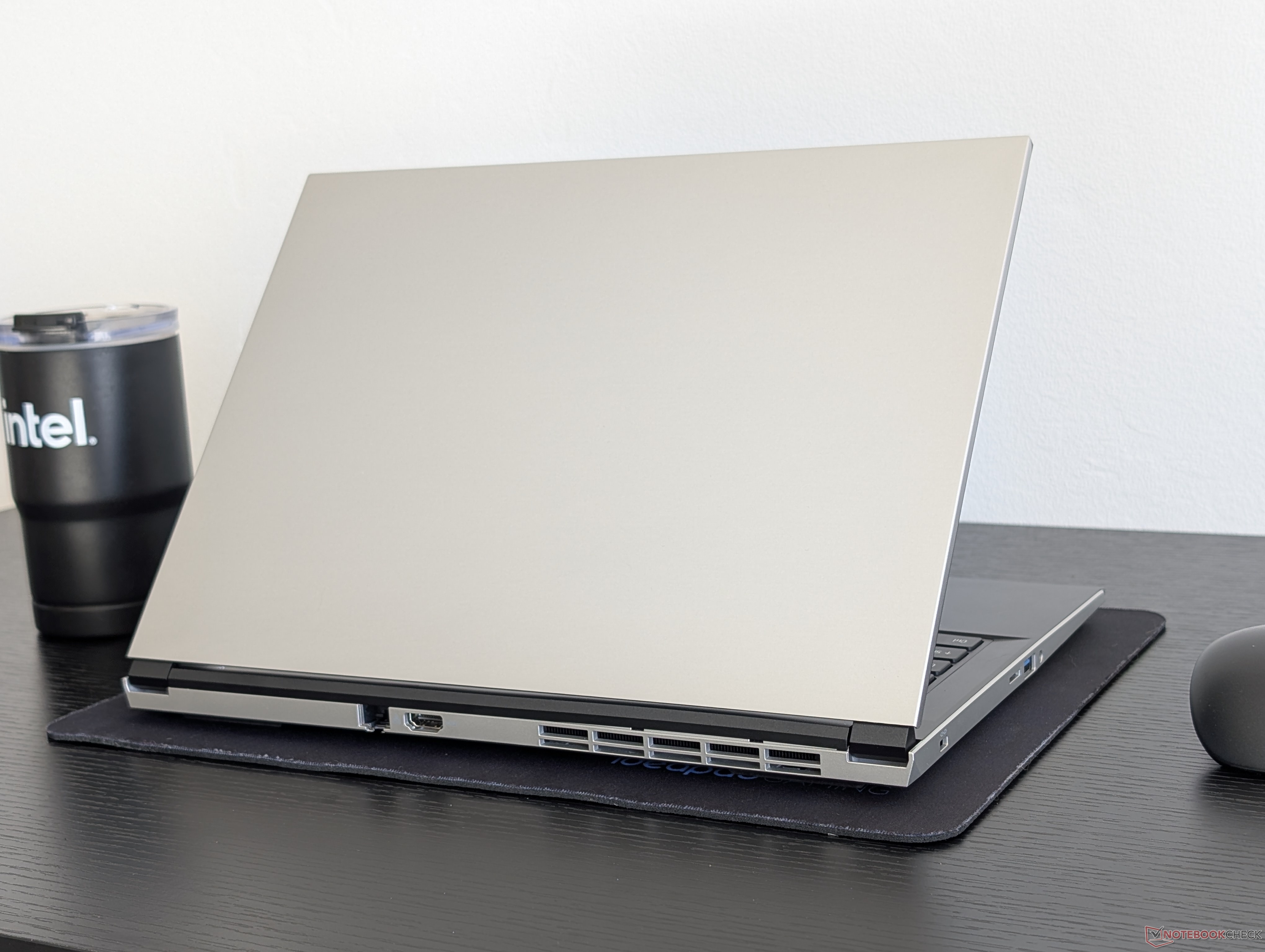 Eurocom Blitz Ultra 2 jest standardowo wyposażony w funkcje, które większość innych 14-calowych laptopów pomija