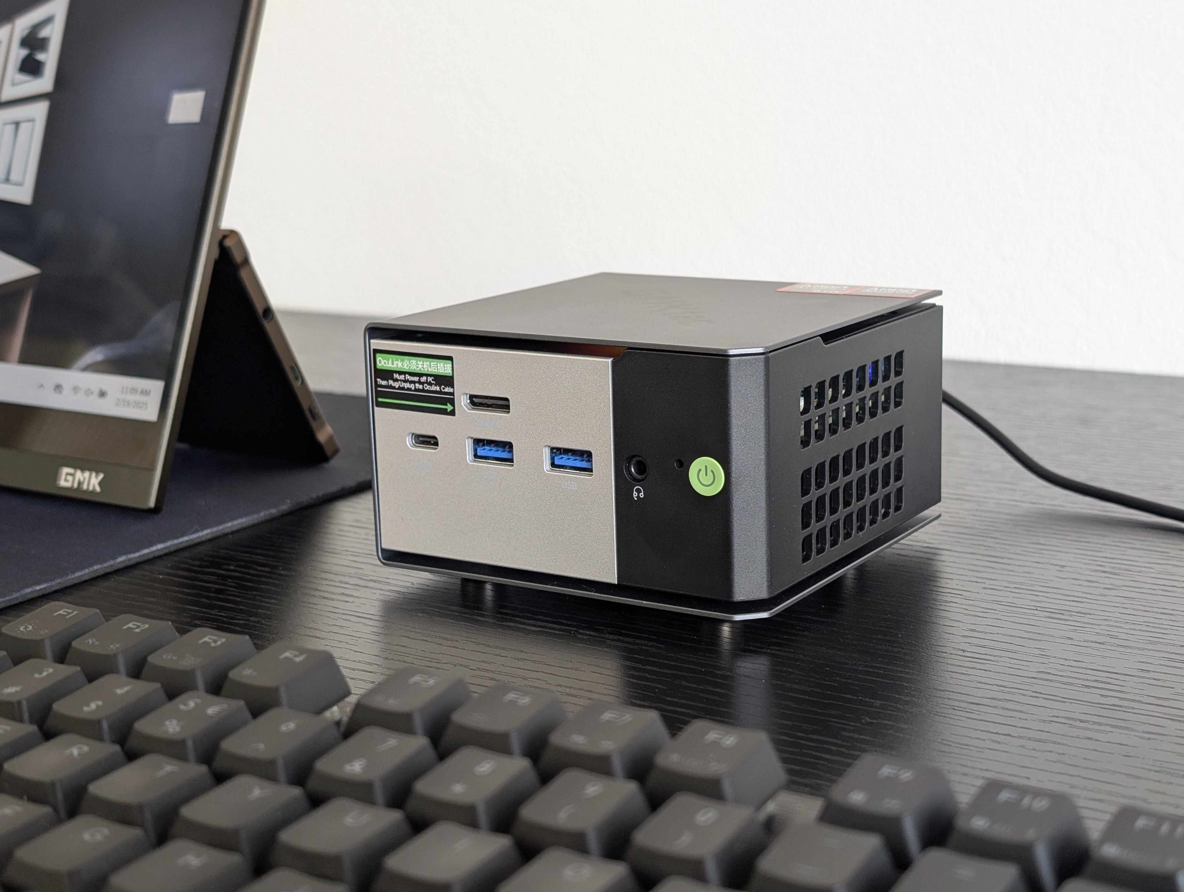 Recenzja mini PC GMKtec EVO-X1: Nowa, pudełkowa konstrukcja z Oculink i ...