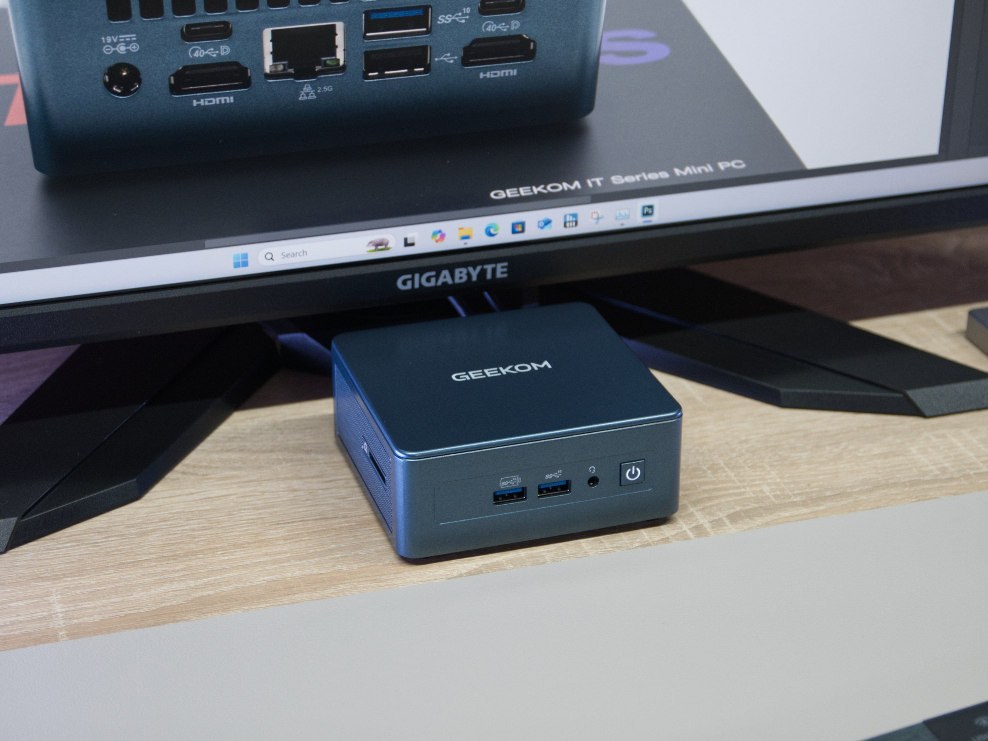 Wysokiej klasy mini PC z ograniczonym budżetem? Proszę zobaczyć, jak Geekom Mini IT13 2025 Edition wypadł w naszej recenzji