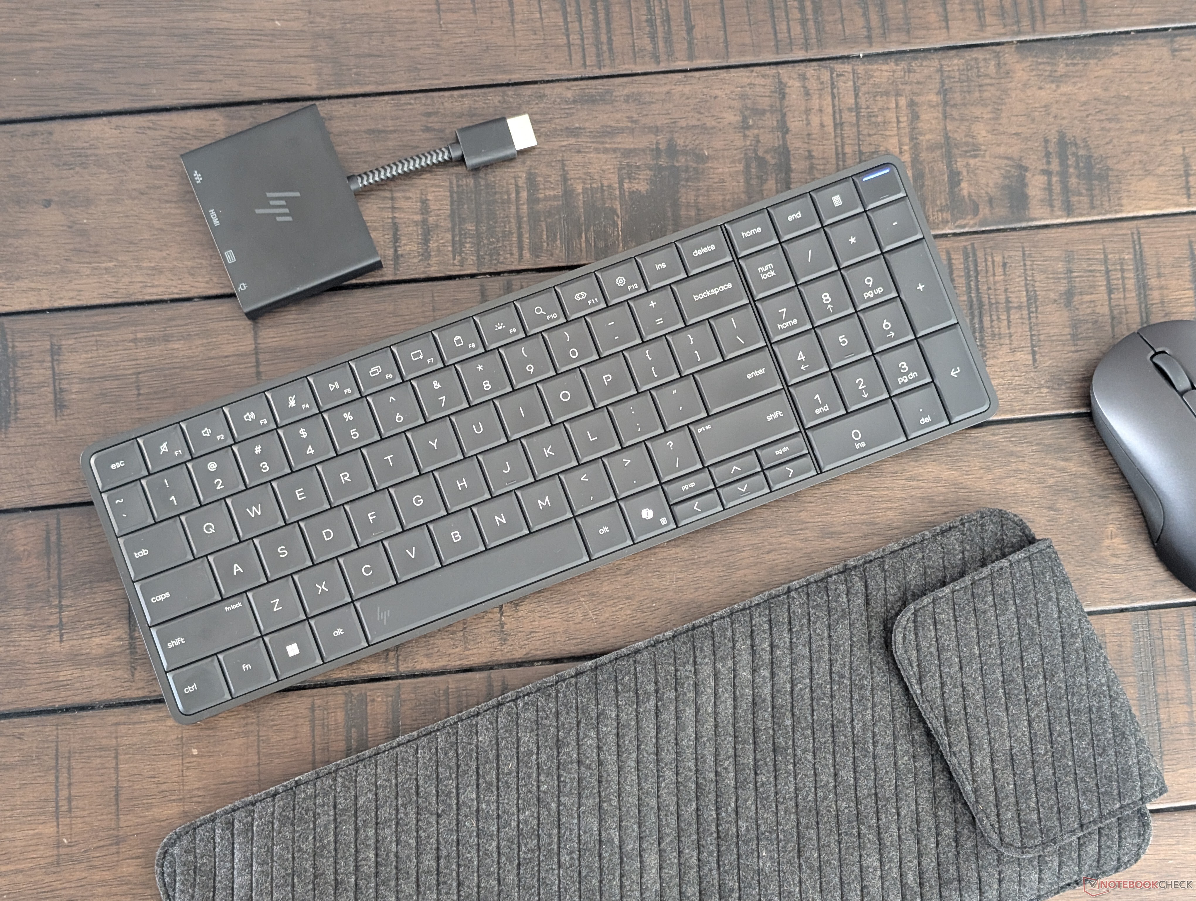 Recenzja HP EliteBoard G1a AI: Komputer PC ukryty na widoku
