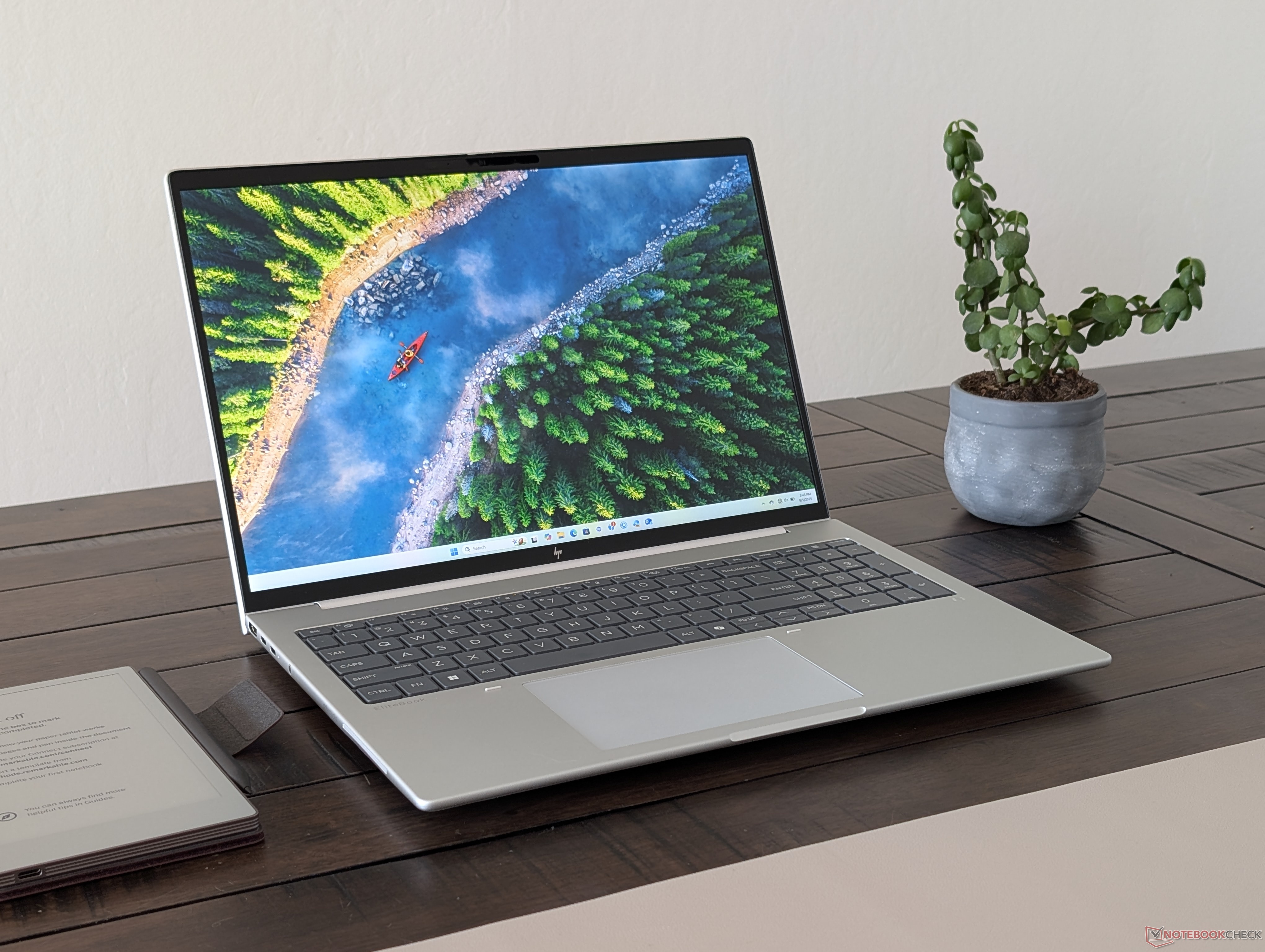 Recenzja laptopa HP EliteBook 8 G1a 16 AI: Przeprojektowany wewnątrz i na zewnątrz