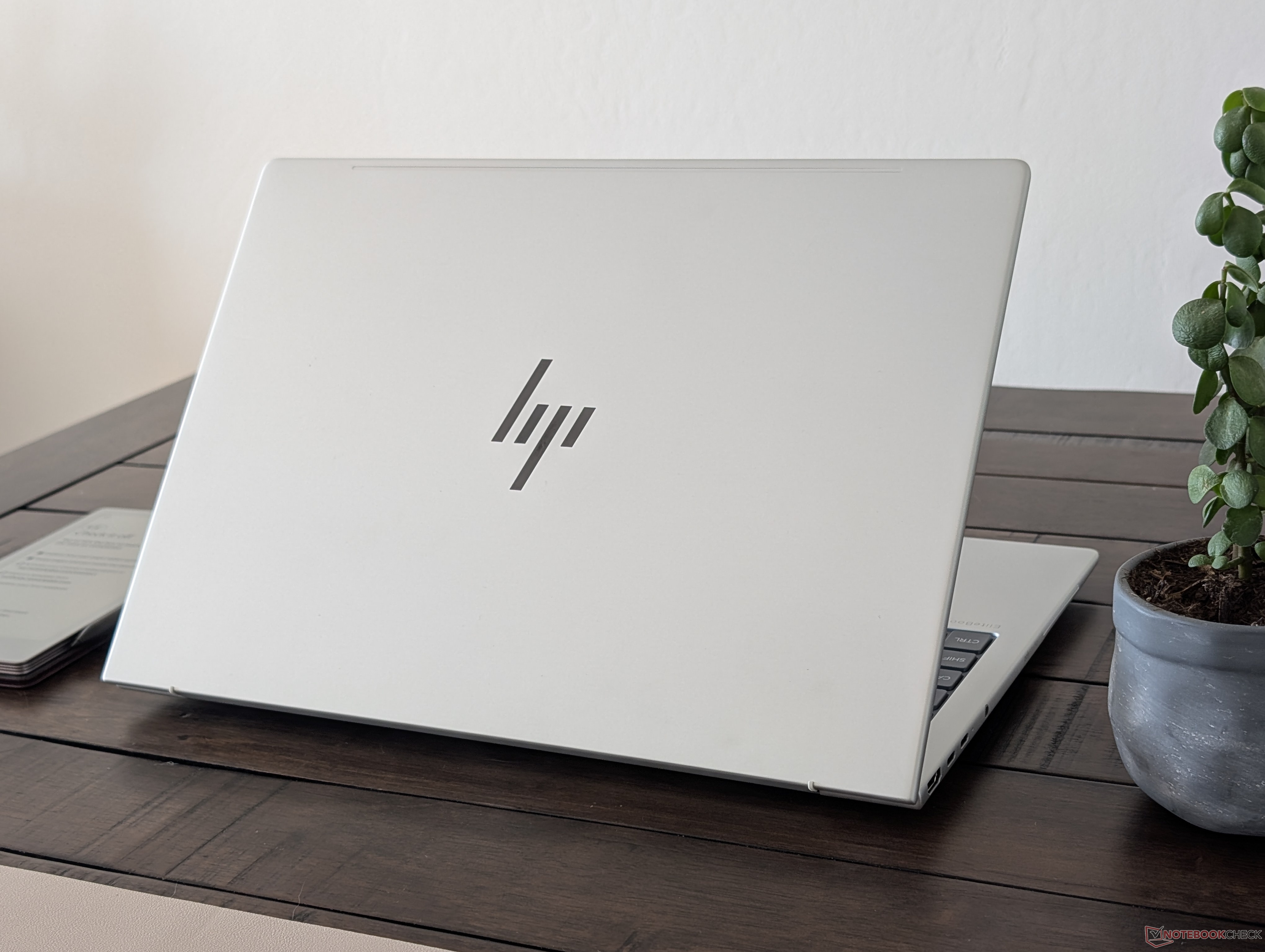 HP EliteBook 8 G1a 16 jest znaczącym ulepszeniem w stosunku do EliteBook 865 G10, z wyjątkiem jednego kluczowego aspektu