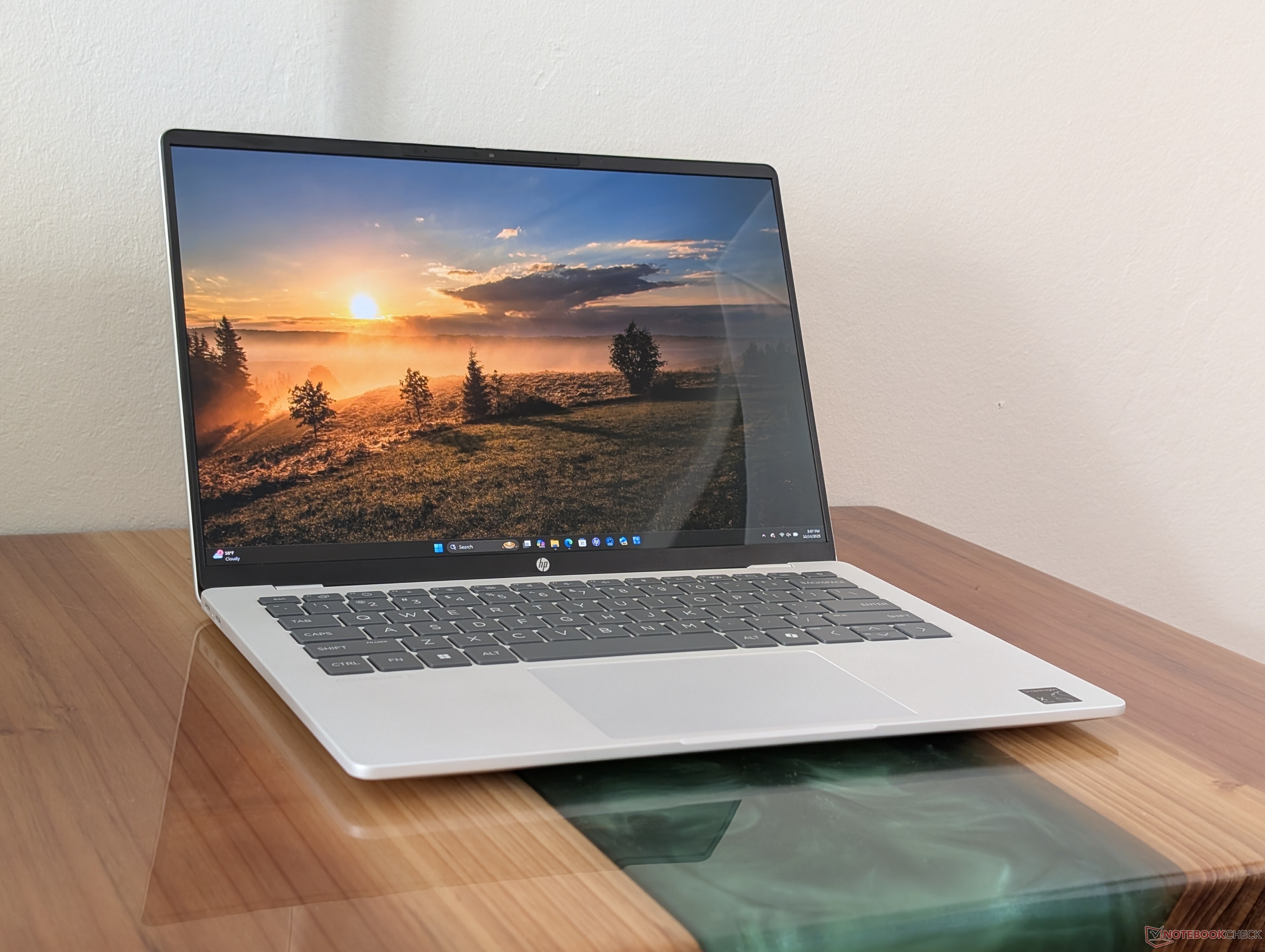 Recenzja laptopa HP OmniBook 5 14: Windows ARM z OLED za mniej niż 600 USD